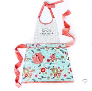 New! "MOMS KITCHEN" apron, oven mitt, pot holder